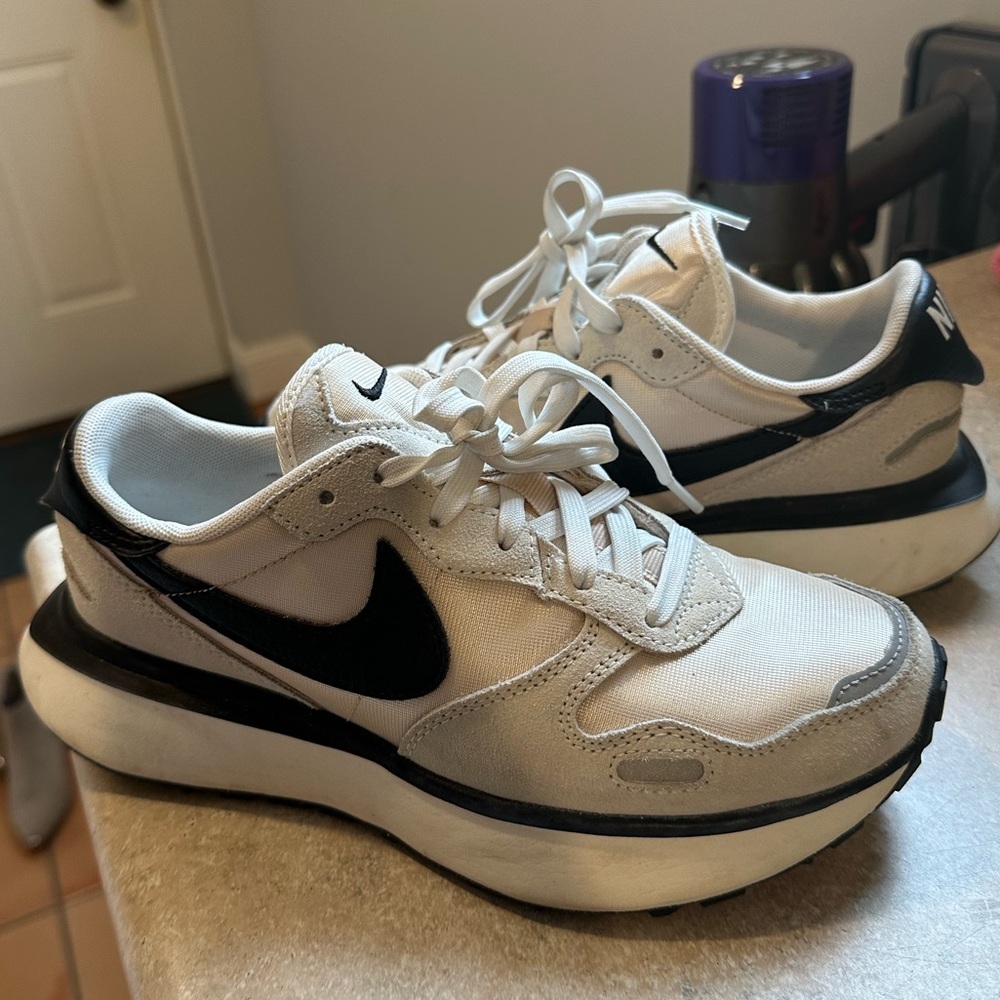 Nike White and Black Sneakers